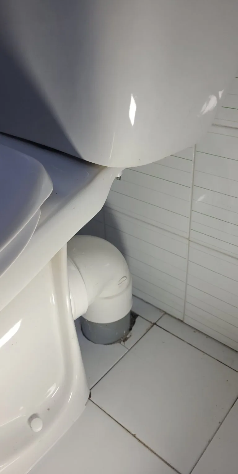 Raccordement d’évacuation à l’arrière d’un WC