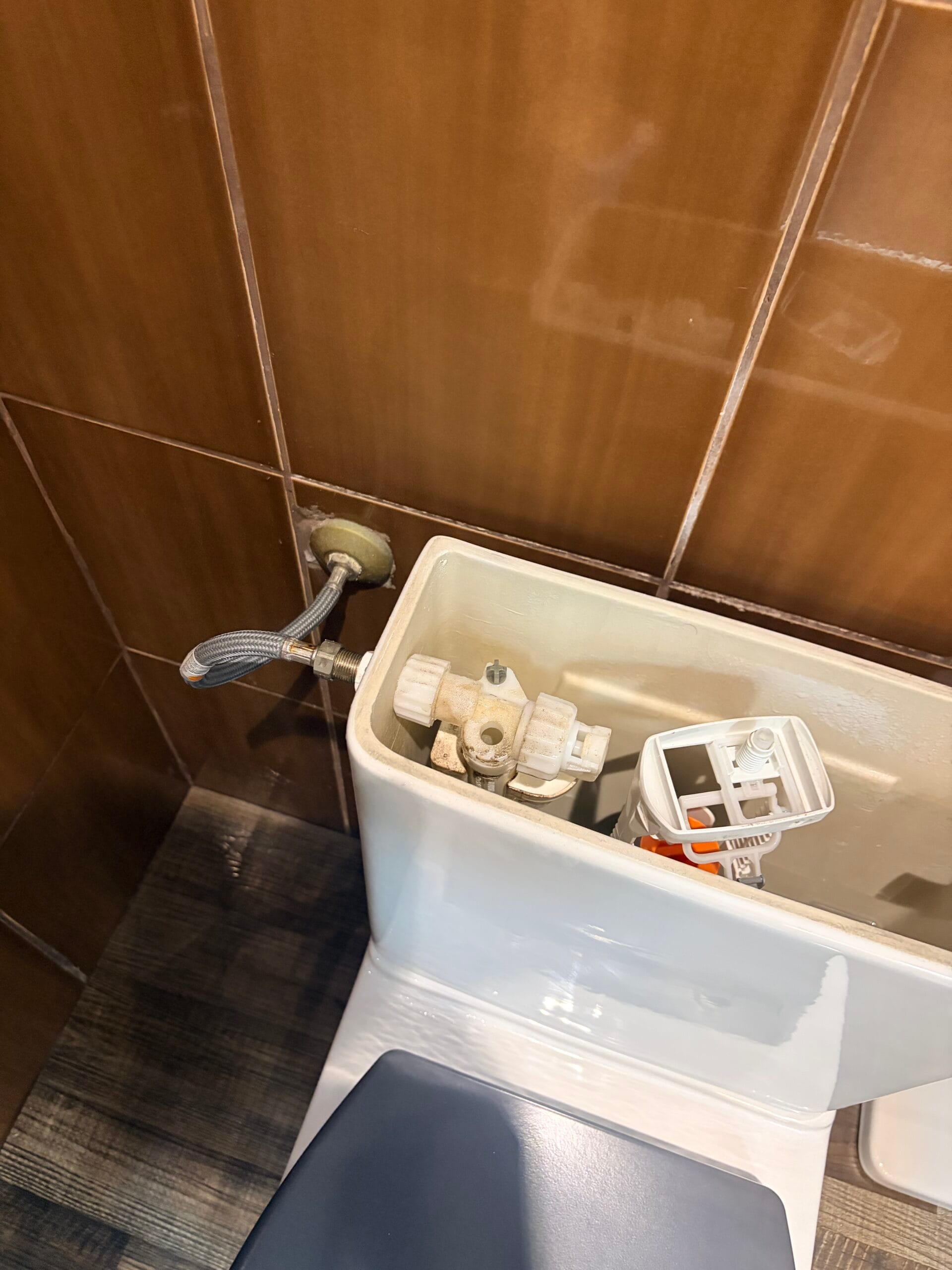 Avant remplacement du flotteur de WC à Marseille 13013