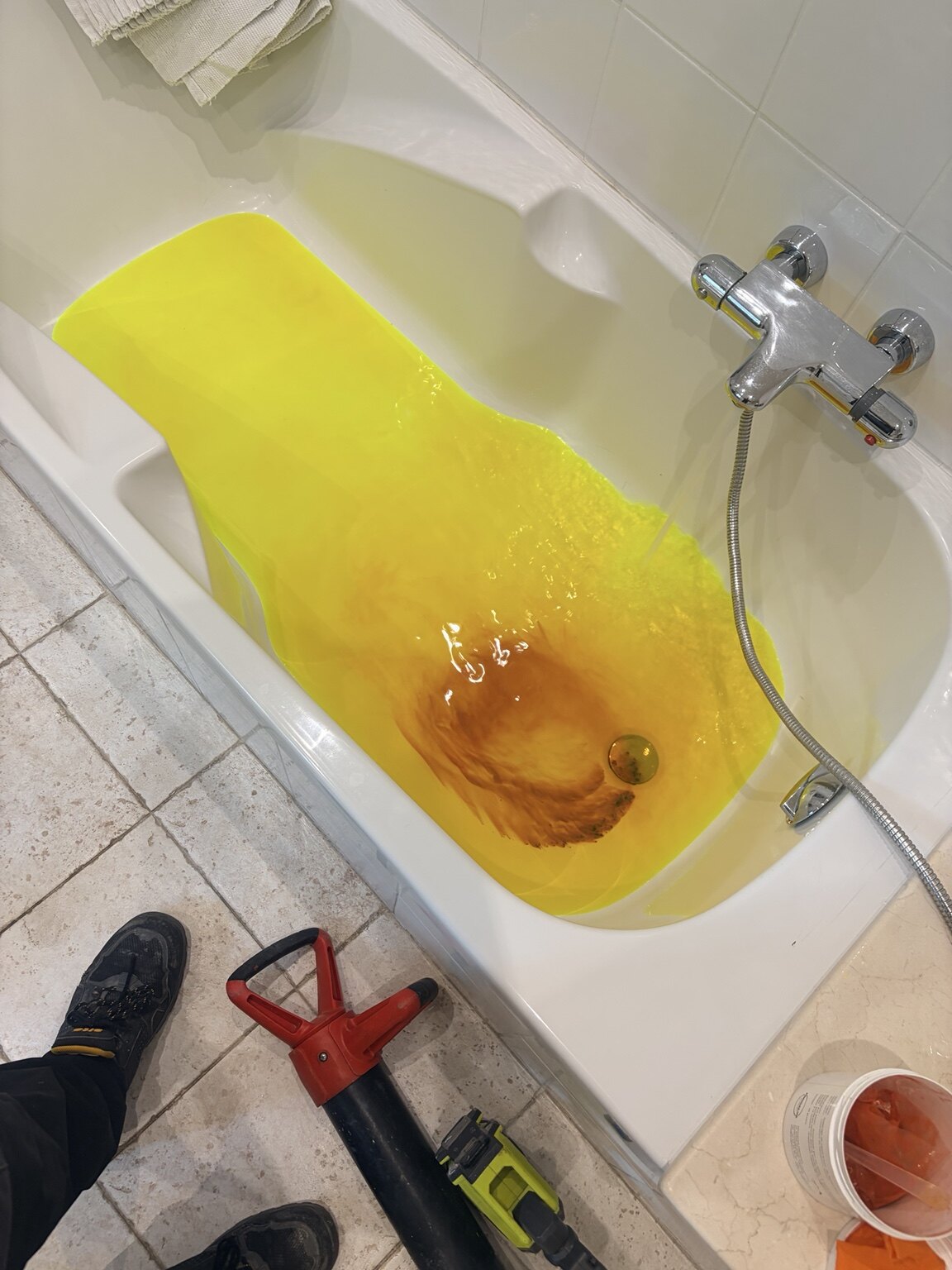 Test d’écoulement coloré dans une baignoire à Marseille 13011