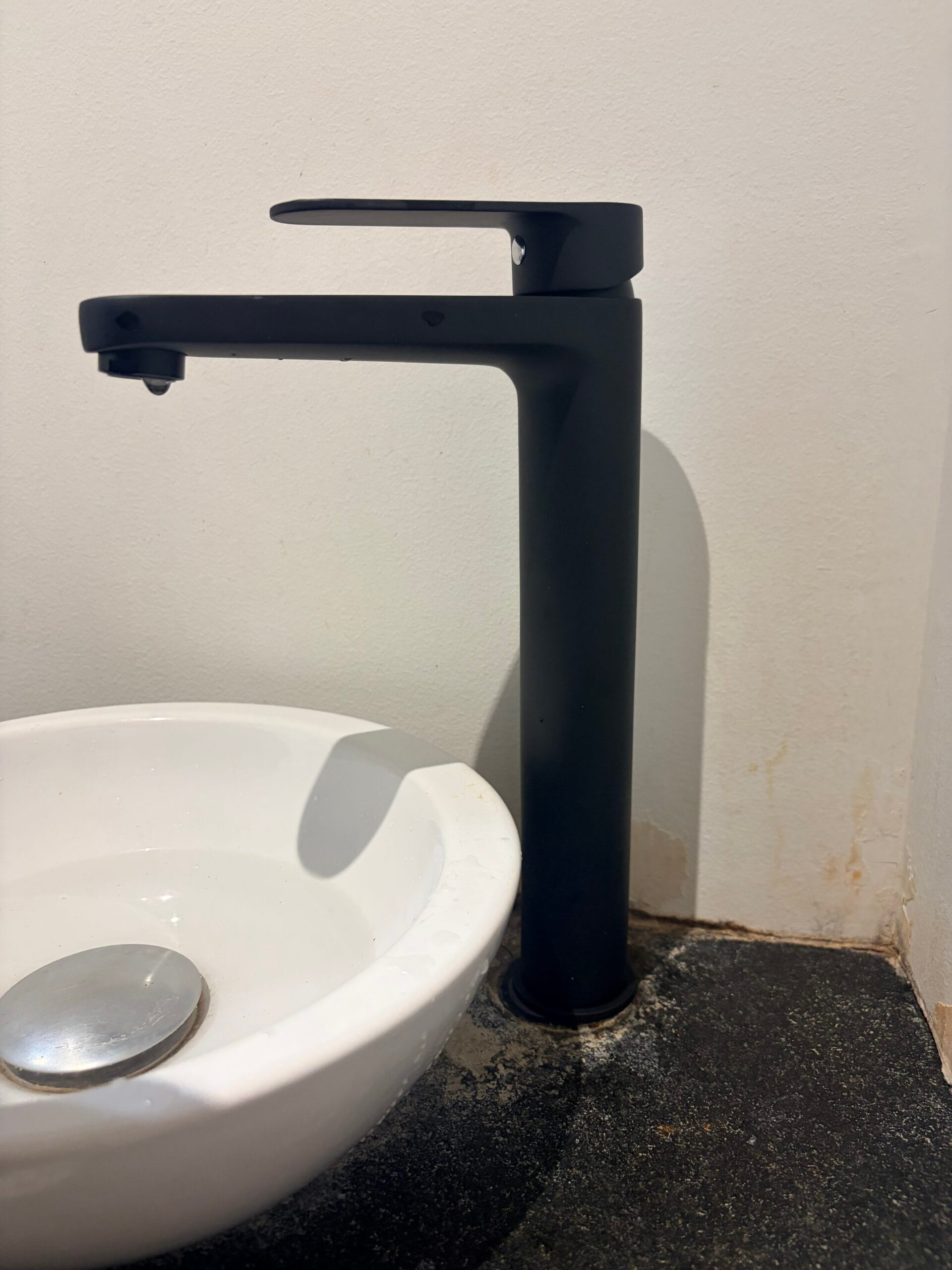 Mitigeur de vasque noir après remplacement à Marseille