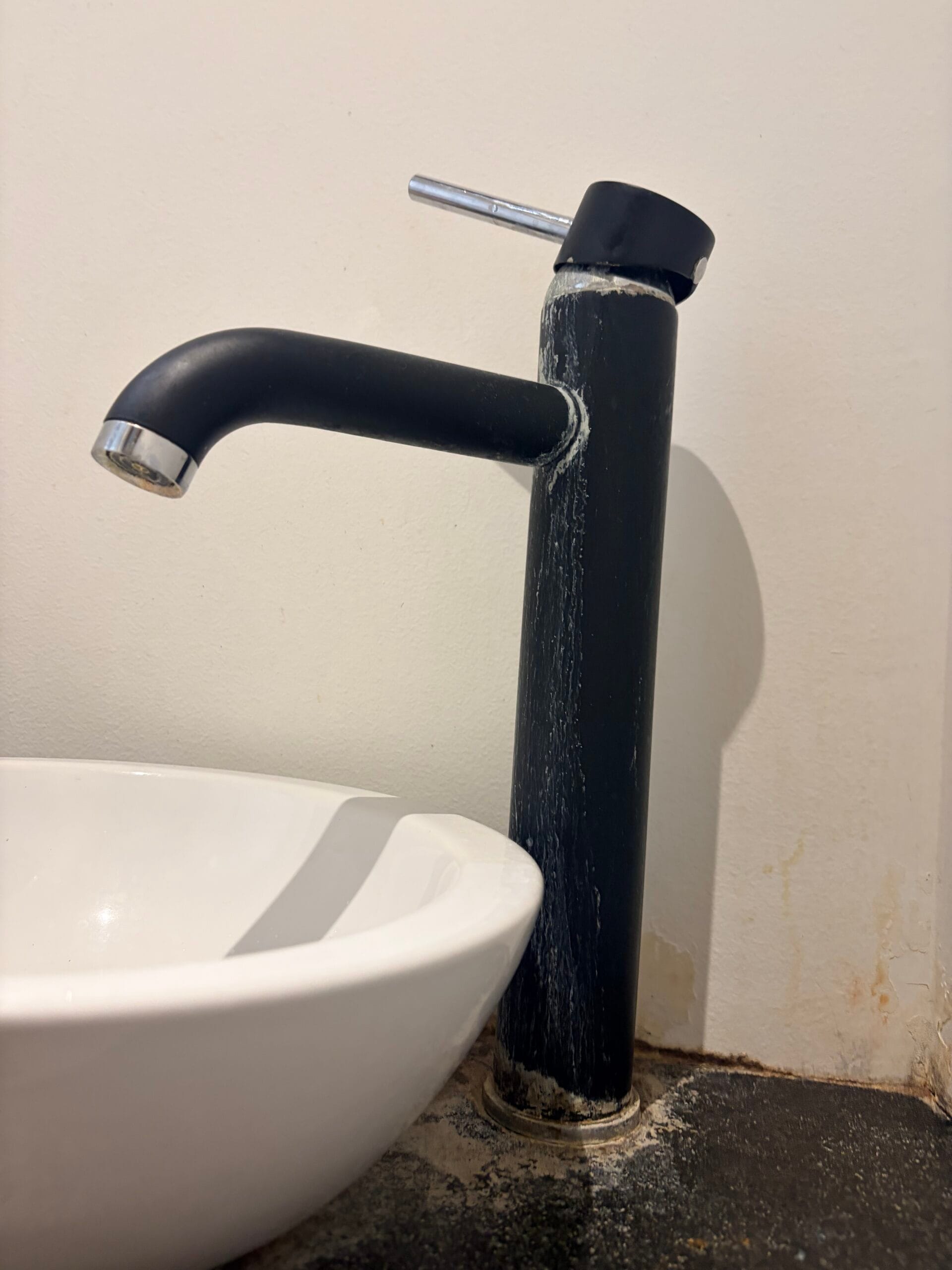 Mitigeur de vasque noir avant remplacement à Marseille