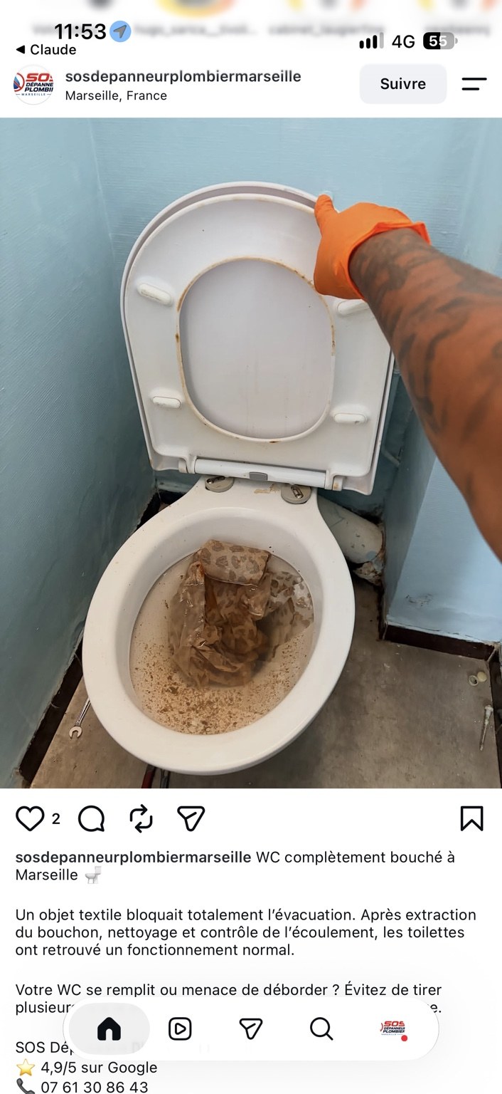 WC bouché par un textile à Marseille, avant le débouchage
